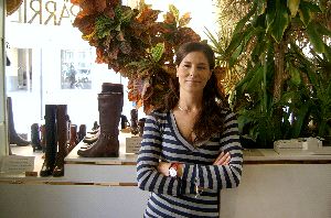 A PIE DE CALLE. Carmen Cara, dependienta de la zapatería Antonio Parriego: «La calidad del producto es lo más importante para un par de zapatos»