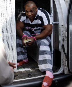 Mike Tyson ingresa en prisión un día con esposas de color rosa
