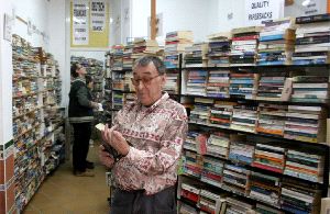 JOYAS. Derek Hands, entre sus múltiples libros. / A. CH.