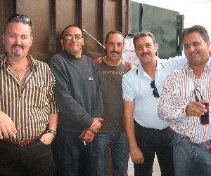 CUADRILLA. Pepe Triana, sonriente, con algunos de sus socios cooperativistas.
