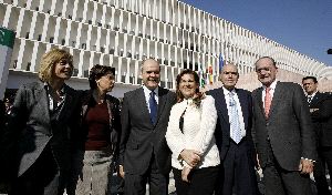 AUTORIDADES.  Manuel Chaves, con la ministra de Fomento, las consejeras de Justicia y Cultura, el alcalde y presidente del TSJA . / S. SALAS