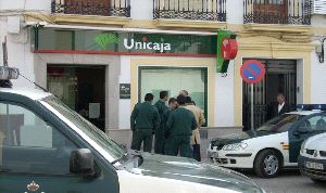 SUCURSAL. Agentes, ante la entidad que sufrió el robo. / J. A. L.