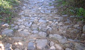 Una calzada romana bloquea desde hace dos años las obras de la carretera entre Guaro y Monda