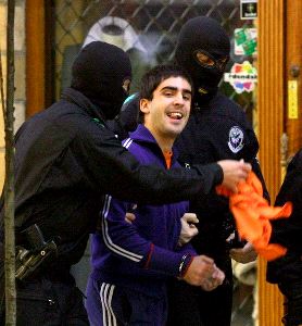 ANTECEDENTES. Dos ertzainas se llevan a Gorka Lupiáñez el 12 de noviembre de 2002, en Durango. / JULIO CALLEJA