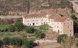 HISTORIA. El Molino de Papel se levanta en el paraje de Maro desde hace tres siglos.