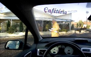 'PARKING'. Imagen de la cafetería Ecureuils desde un automóvil, en el mismo aparcamiento donde los dos agentes españoles fueron asesinados.