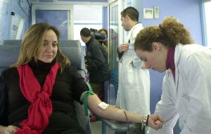 Una campaña regala radios de bolsillo a los donantes de sangre