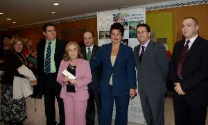 ACTO. María de los Ángeles Prieto, en el centro, con directivos y trabajadores de Carlos Haya.