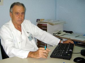 ESPECIALISTA. El doctor José Luis Lechuga, en su consulta. / LA VOZ