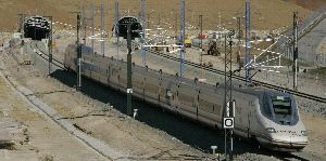 ÚLTIMAS PRUEBAS. Un tren de alta velocidad sale del túnel oeste de Abdalajís, que ya se encuentra operativo. / ANTONIO SALAS