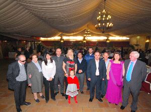 CELEBRACIÓN. La directora de la agencia , Estela Medina, junto a otros afiliados. / E. GUZMÁN