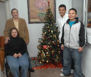 MARBELLA. Los Perea, junto al árbol de Navidad. / J-L