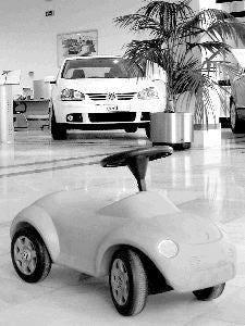 DE JUGUETE Y DE VERDAD. Al fondo, el emblema de Volkswagen, el Golf. / NURIA REINA