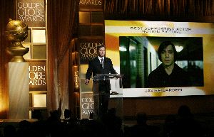 SIN GLAMOUR. El presentador Jim Moret lee el premio a Javier Bardem en la rueda de prensa que sustituyó a la gala de los Globos de Oro. / MARIO ANZUONI. REUTERS