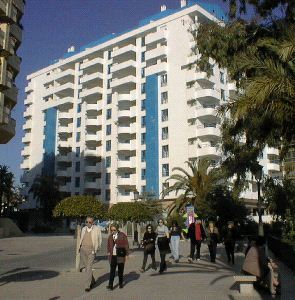 DERRIBO. Vista del edificio Belmonsa, sobre el que pesa una sentencia                            firme anulando la licencia. / J-L