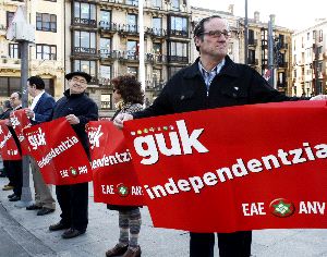 CONCENTRACIÓN. Simpatizantes de la coalición cuestionada piden la                                independencia el pasado día 19. / VINCENT WEST. REUTERS