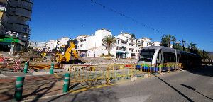 OBRAS. La Junta realiza una rotonda en el cruce de Azucarera y avenida de Andalucía para evitar los accidentes del tranvía. / E. GUZMÁN