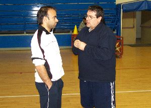 LÍDER. El entrenador del Melilla F.S, Roger Felipe, charlando  con el preparador del equipo Luni. / R. F.