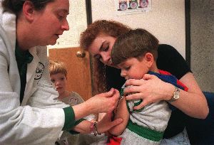 VACUNA. Para niños mayores de un año. / SUR. ARCHIVO