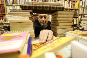 Experiencia. Enrique Consuegra, que regenta la librería Códice, lleva más de media vida dedicado al negocio del libro de segunda mano.
