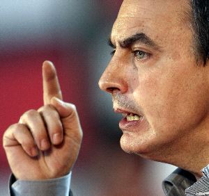 SANTANDER. El candidato socialista gesticula en un momento del mitin. / REUTERS