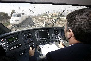 PRUEBA. El Avant, ayer, se cruza con un tren de alta velocidad de la serie 100 de Siemens. / SALVADOR SALAS