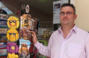 Juan Moreno Galiano, gerente de la papelería Siglo XXI: «Las postales turísticas dejan bastante dinero»