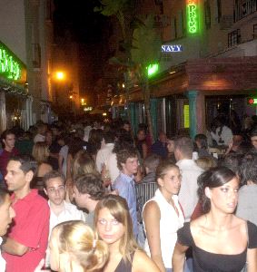 La mayoría de los bares y discotecas aplican sin permiso administrativo el derecho de admisión