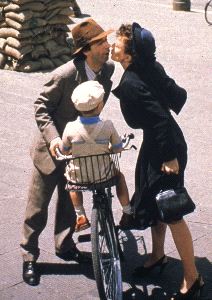 TIERNA. Benigni y Braschi, en 'La vida es bella'. / SERGIO STRIZZI. AP