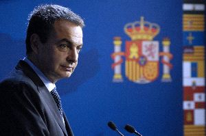 CUMBRE. Zapatero, durante la rueda de prensa que ofreció ayer en Bruselas, donde participa en el Consejo Europeo. / HORST WAGNER. EFE