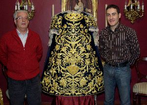 Joaquín Salcedo borda una saya para una hermandad de Granada