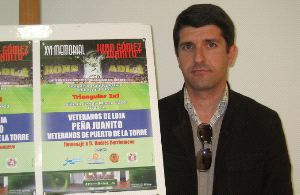 MEMORIAL. Ruiz, con el cartel del torneo. / F. J.
