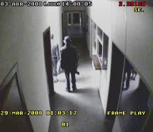 Encapuchados armados con hachas asaltan una nave y maniatan a un vigilante