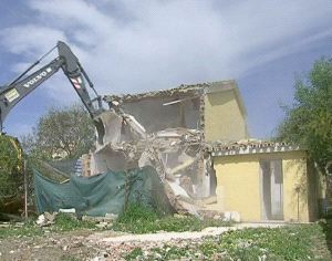 ILEGAL. La vivienda está en la urbanización Arena Beach. / SUR