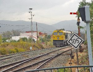 MERCANCÍAS. Un tren pasa por la terminal de mercancías de la Estación de San Roque. / GARCÍA TÉLLEZ