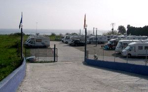 El PSOE denuncia que un 'parking' de autocaravanas en El Playazo se usa como camping «sin licencia»