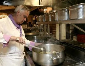 PREPARATIVOS. Paco Martínez, en su cocina. / R. SUÁREZ. EFE
