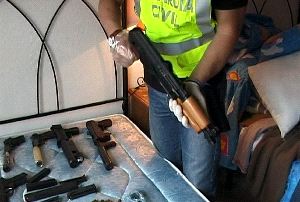 DECOMISOS. Armas intervenidas en una operación policial contra las                               redes del narcotráfico. / SUR