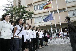 Alumnos del Leopoldo Queipo izan la bandera de Europa y festejan la Fiesta de la Primavera