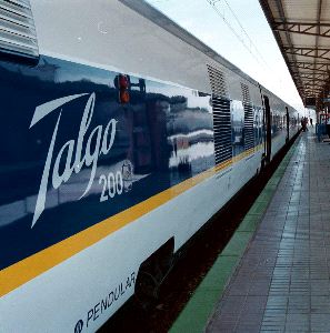 POSIBILIDADES. Un tren entra en la estación. / SUR