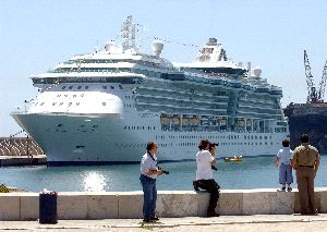 ESCALA. lmagen de archivo del 'Brilliance of the Seas', en su primera llegada al puerto de Málaga. / C. M.