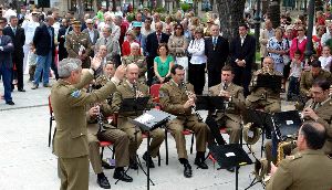 CONCIERTO. Música de la banda militar ayer en la Alameda. / SUR