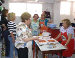 ORGANIZACIÓN. La cocina de la Casa de Melilla en Almería es, de por sí, toda una fiesta.