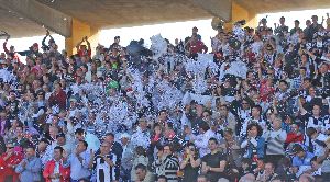 INIGUALABLE. La afición linense recibe a sus jugadores con aplausos y papelillos antes del comienzo del partido del pasado domingo. / ANDRÉS CARRASCO