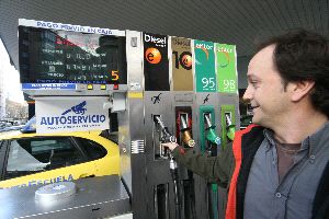GOTA A GOTA. Los malagueños reducen las visitas a las gasolineras	       para hacer frente al fuerte alza de los carburantes. / SUR