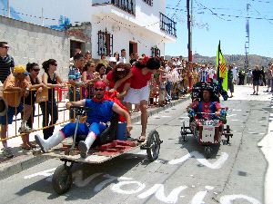 VARIEDAD. Entre los artilugios había un AVE, un 'papa-móvil', un 'zeppelin' de Duff, un carromato, un ataud y un helicóptero. / E. CABEZAS