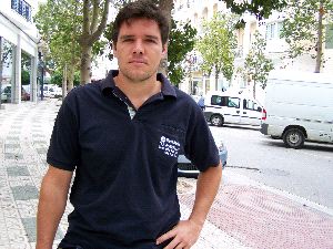 EMPLEO. Alfonso Mena recoge el aceite usado. / E. C.