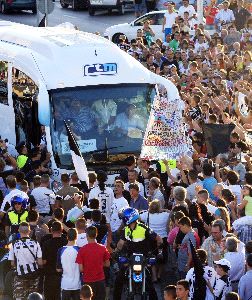 DESEMBARCO. Los jugadores comienzan a salir del autocar entre una marejada de aficionados linenses. / ANDRÉS CARRASCO