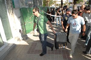 TRASIEGO. Traslado de un ordenador a los juzgados. / JOSELE-LANZA