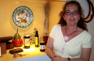 María José Caravaca, auxiliar de la oficina de turismo de Frigiliana «El barrio morisco y la fábrica de miel son nuestros reclamos»